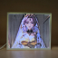 Lámpara ánime/manga  El héroe del escudo  con doble imagen del personaje Mirellia Q. Melromarc, vista encendida, donde se revela la ilustración completa al encender la luz LED.