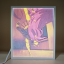Lámpara ánime/manga  DAN DA DAN  con doble imagen del personaje Aira Shiratori, vista encendida, donde se revela la ilustración completa al encender la luz LED.