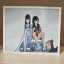 Lámpara ánime/manga  Kill la Kill  con doble imagen del grupo Ryuko Matoi, Satsuki Kiryūin, Mako Mankanshoku, Senketsu, Nonon Jakuzure, Ira Gamagōri, Mataro Mankanshoku, Houka Inumuta, Aikurō Mikisugi, Uzu Sanageyama, Tsumugu Kinagase, Barazo Mankanshoku y Mitsuzō Soroi, vista apagada, se esconde la imágen de atras.