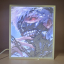Lámpara ánime/manga  Tokyo Ghoul  con doble imagen del personaje Ken Kaneki, vista encendida, donde se revela la ilustración completa al encender la luz LED.