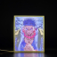 Lámpara ánime/manga  Kimetsu no Yaiba  con doble imagen del personaje Gyomei Himejima, vista encendida, donde se revela la ilustración completa al encender la luz LED.