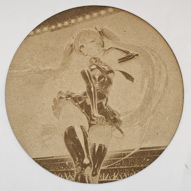 Cuadro decorativo MDF grabado láser estilo anime manga de Miku Hatsune en un escenario