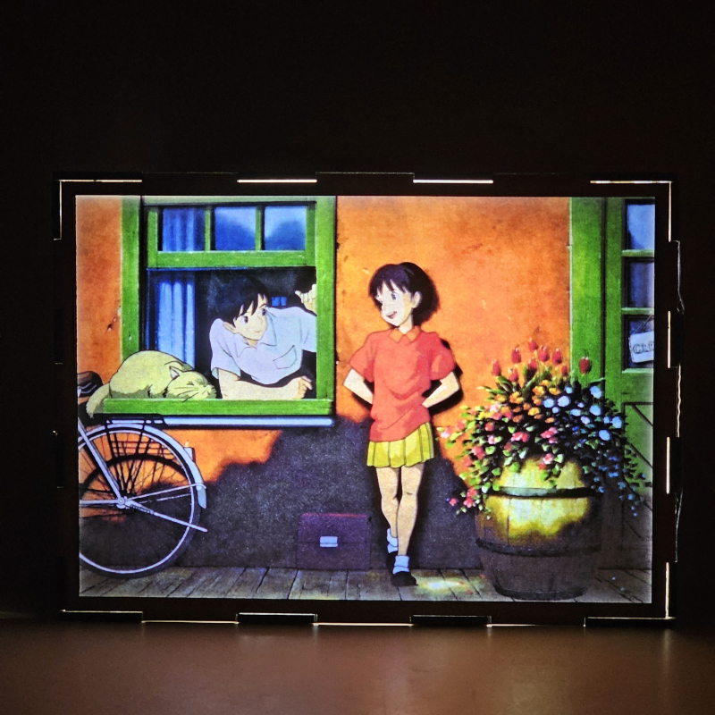 Lámpara ánime  Susurros del corazón  con doble imagen del grupo Shizuku Tsukishima, Baron Humbert Von Gikkingen y Amasawa Seiji, vista encendida, donde se revela la ilustración completa al encender la luz LED.