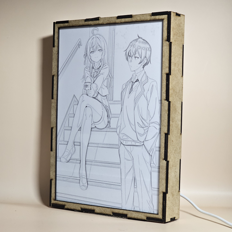 Lámpara ánime/manga  Alya a veces me susurra en ruso  con doble imagen de la pareja Alisa Mikhailovna Kujou y Masachika Kuze, vista apagada, se esconde la imágen de atras.