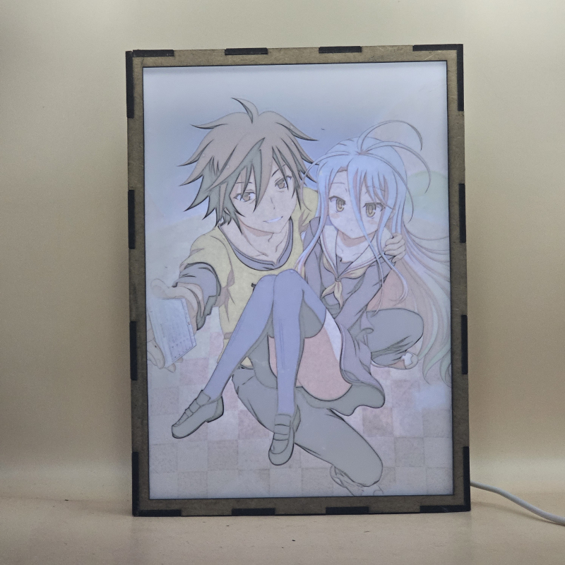 Lámpara ánime/manga  No Game No Life  con doble imagen de la pareja Sora y Shiro, vista encendida, con luz ambiente, donde se revela la ilustración completa al encender la luz LED.