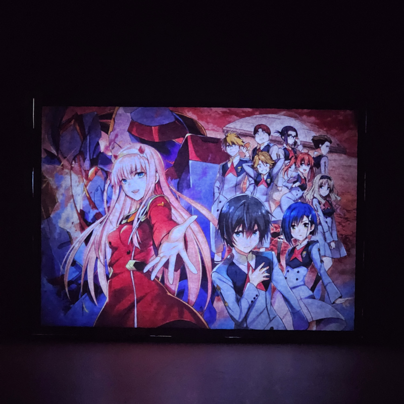 Lámpara ánime/manga  Darling in the Franxx  con doble imagen del grupo Zero Two, Hiro, Ichigo, Goro, Kokoro, Mitsuru, Miku, Zorome, Futoshi y Ikuno, vista encendida, donde se revela la ilustración completa al encender la luz LED.