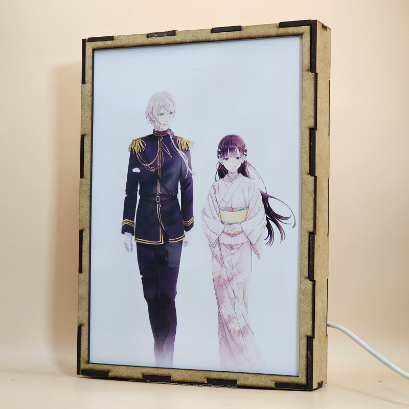 Lámpara ánime/manga  My Happy Marriage  con doble imagen de la pareja Miyo Saimori y Kiyoka Kudou, vista apagada, se esconde la imágen de atras.