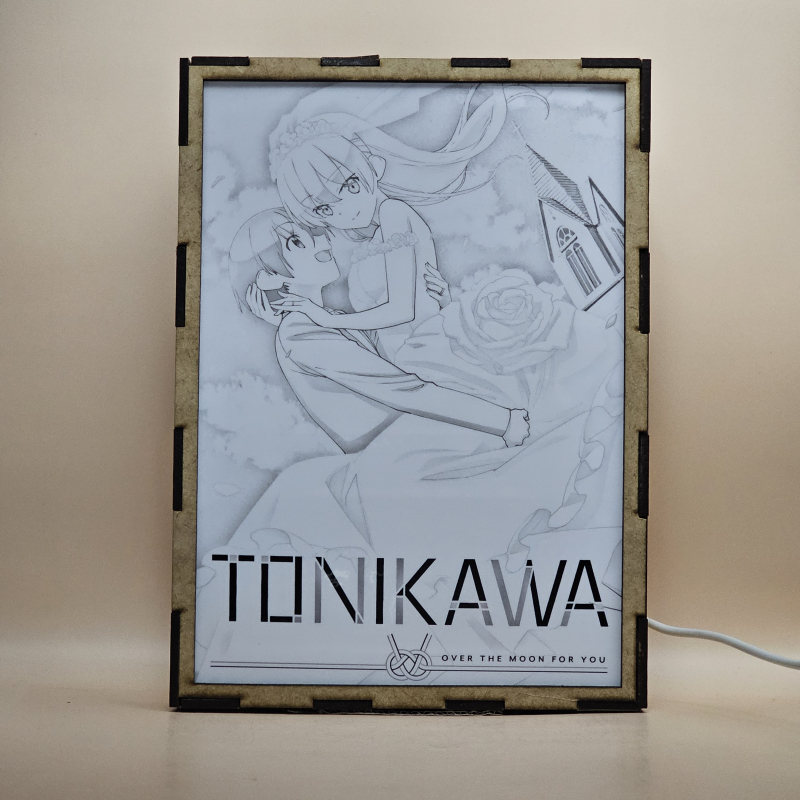 Lámpara ánime/manga  TONIKAWA: Over the Moon for You  con doble imagen de la pareja Tsukasa Tsukuyomi y Nasa Yuzaki, vista apagada, se esconde la imágen de atras.