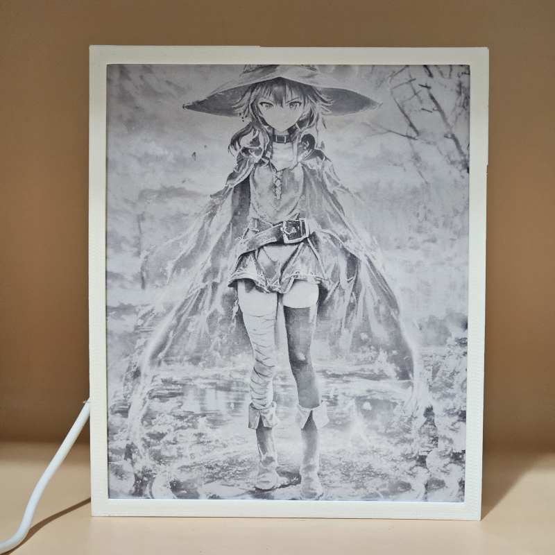 Lámpara ánime/manga  KonoSuba  con doble imagen del personaje Megumin, vista apagada, se esconde la imágen de atras.