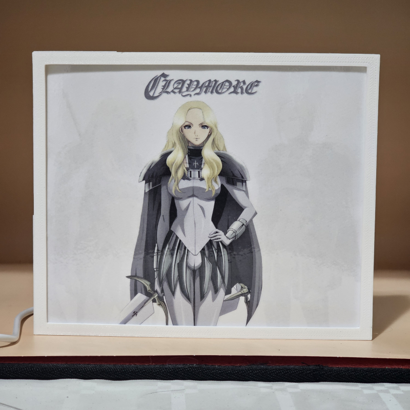 Lámpara ánime/manga  Claymore  con doble imagen del grupo Teresa, Miria y Helen, vista apagada, se esconde la imágen de atras.