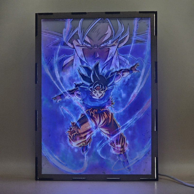 Lámpara ánime/manga  Dragon Ball  con doble imagen del personaje Son Goku, vista encendida, con luz ambiente, donde se revela la ilustración completa al encender la luz LED.