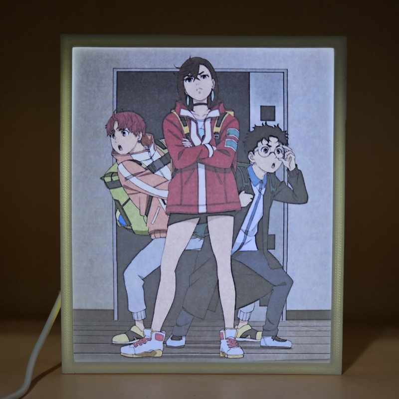 Lámpara ánime/manga  DAN DA DAN  con doble imagen del grupo Okarun, Momo Ayase y Jiji, vista encendida, donde se revela la ilustración completa al encender la luz LED.