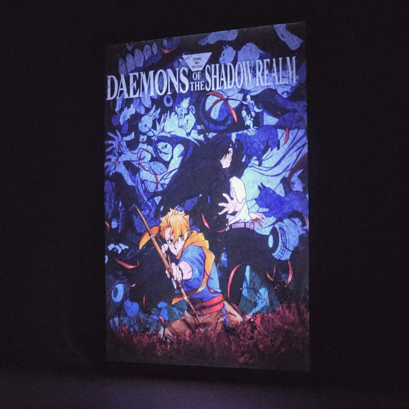 Lámpara ánime/manga  Daemons of the Shadow Realm  con doble imagen de la pareja Yuru y Asa, vista encendida, donde se revela la ilustración completa al encender la luz LED.
