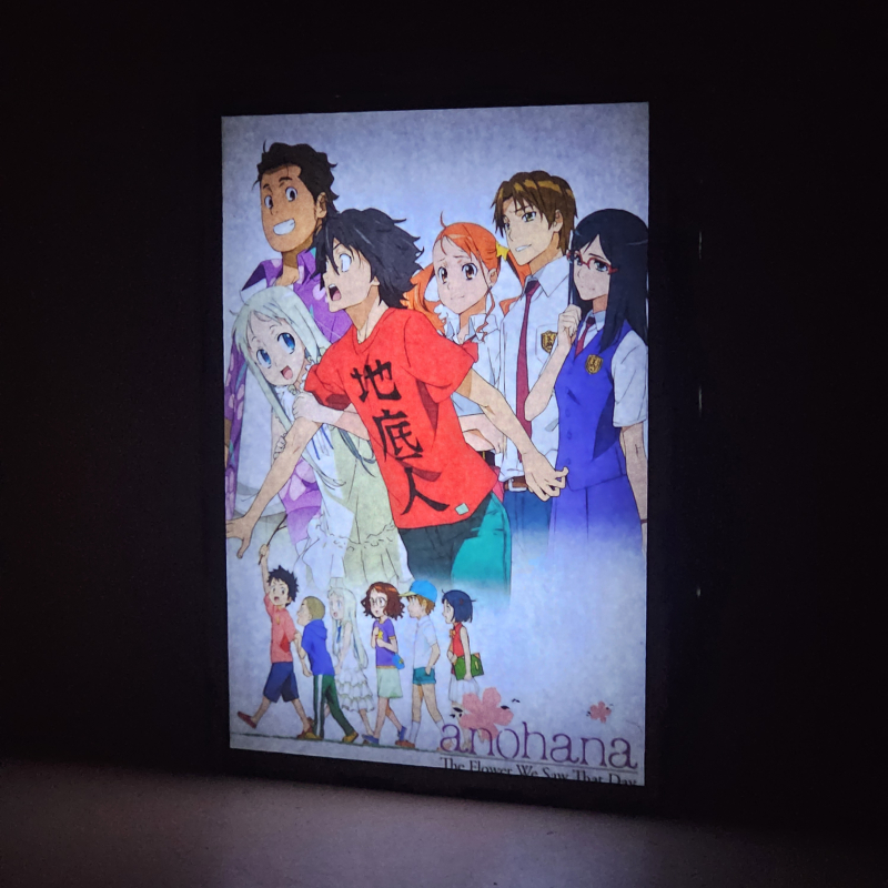 Lámpara ánime/manga  Anohana  con doble imagen del grupo Jintan, Menma, Anaru, Yukiatsu, Tsuruko y Poppo, vista encendida, donde se revela la ilustración completa al encender la luz LED.
