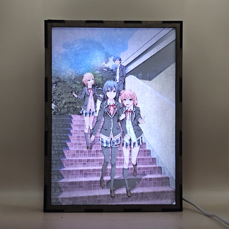Lámpara ánime/manga  Oregairu  con doble imagen del grupo Hachiman Hikigaya, Yukino Yukinoshita, Yui Yuigahama y Iroha Isshiki, vista encendida, con luz ambiente, donde se revela la ilustración completa al encender la luz LED.