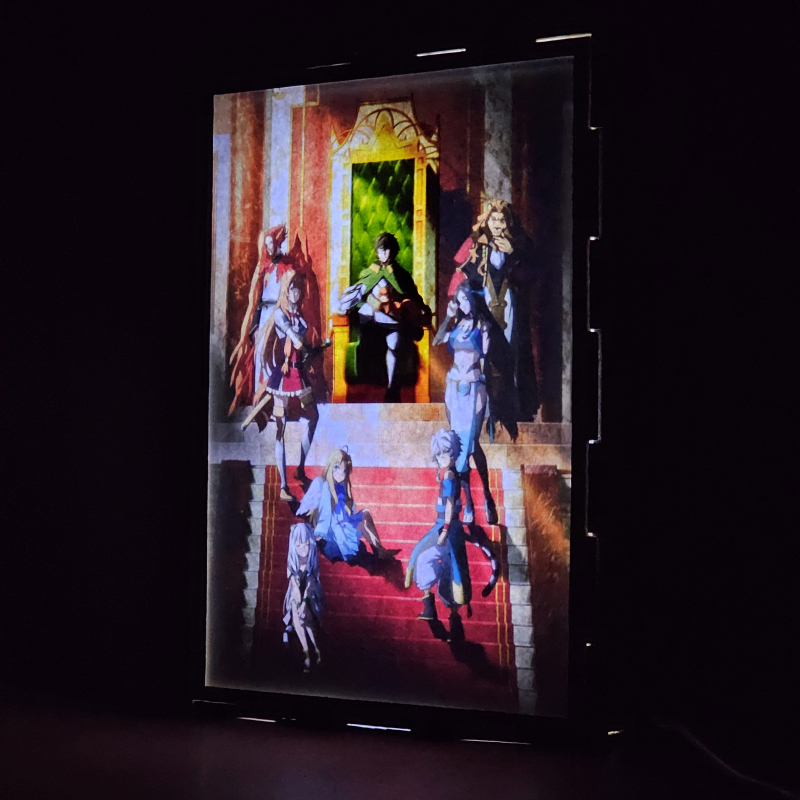 Lámpara ánime/manga  El héroe del escudo  con doble imagen del grupo Naofumi Iwatani, Raphtalia, Filo, Nadia, Fohl, Atla, Werner y Jaralis, vista encendida, donde se revela la ilustración completa al encender la luz LED.