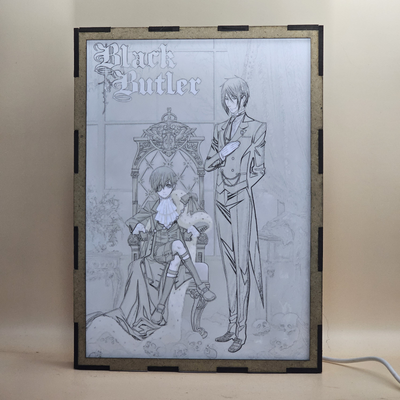 Lámpara ánime/manga  Black Butler  con doble imagen de la pareja Ciel Phantomhive y Sebastian Michaelis, vista encendida, con luz ambiente, donde se revela la ilustración completa al encender la luz LED.