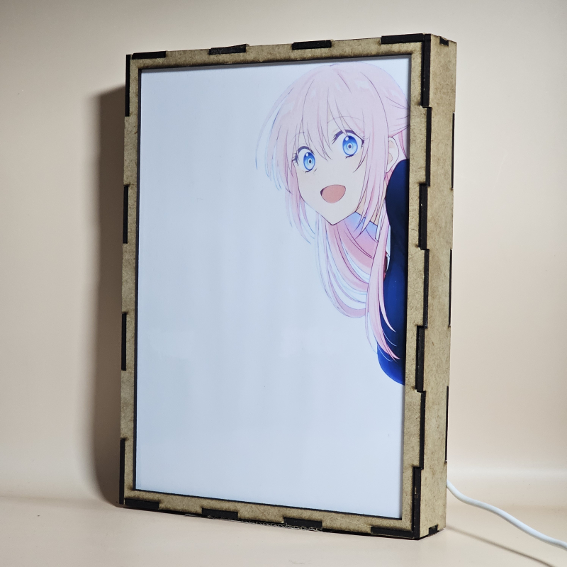 Lámpara ánime/manga  Shikimori es más que una cara bonita  con doble imagen del grupo Miyako Shikimori, Yuu Izumi, Kyou Nekozaki, Yui Hachimitsu y Shuu Inuzuka, vista apagada, se esconde la imágen de atras.