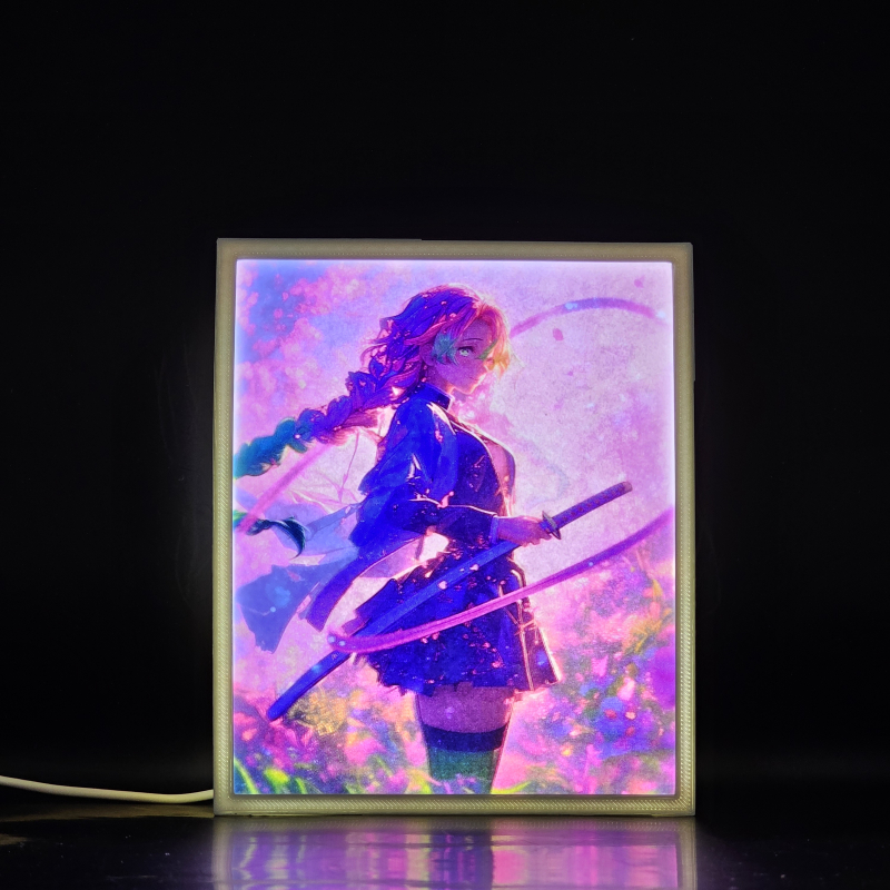 Lámpara ánime/manga  Kimetsu no Yaiba  con doble imagen del personaje Mitsuri Kanroji, vista encendida, donde se revela la ilustración completa al encender la luz LED.