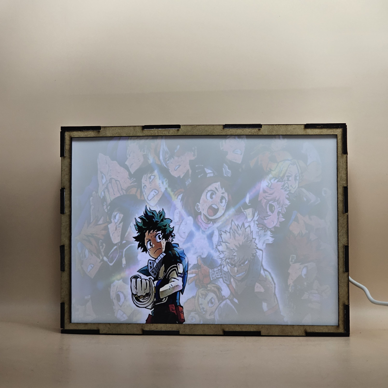 Lámpara ánime/manga  My Hero Academia  con doble imagen del grupo Ochaco Uraraka, Shoto Todoroki, Tsuyu Asui, Izuku Midoriya, Katsuki Bakugō, Denki Kaminari, Kyoka Jiro, Mina Ashido, Eijiro Kirishima, Tenya Iida, Fumikage Tokoyami, Mashirao Ojiro y Yuga Aoyama, vista encendida, con luz ambiente, donde se revela la ilustración completa al encender la luz LED.