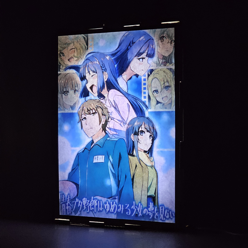 Lámpara ánime/manga  Seishun Buta Yarou  con doble imagen del grupo Sakuta Azusagawa, Mai Sakurajima, Shoko Makinohara, Kaede Azusagawa, Tomoe Koga, Rio Futaba y Nodoka Toyohama, vista encendida, donde se revela la ilustración completa al encender la luz LED.