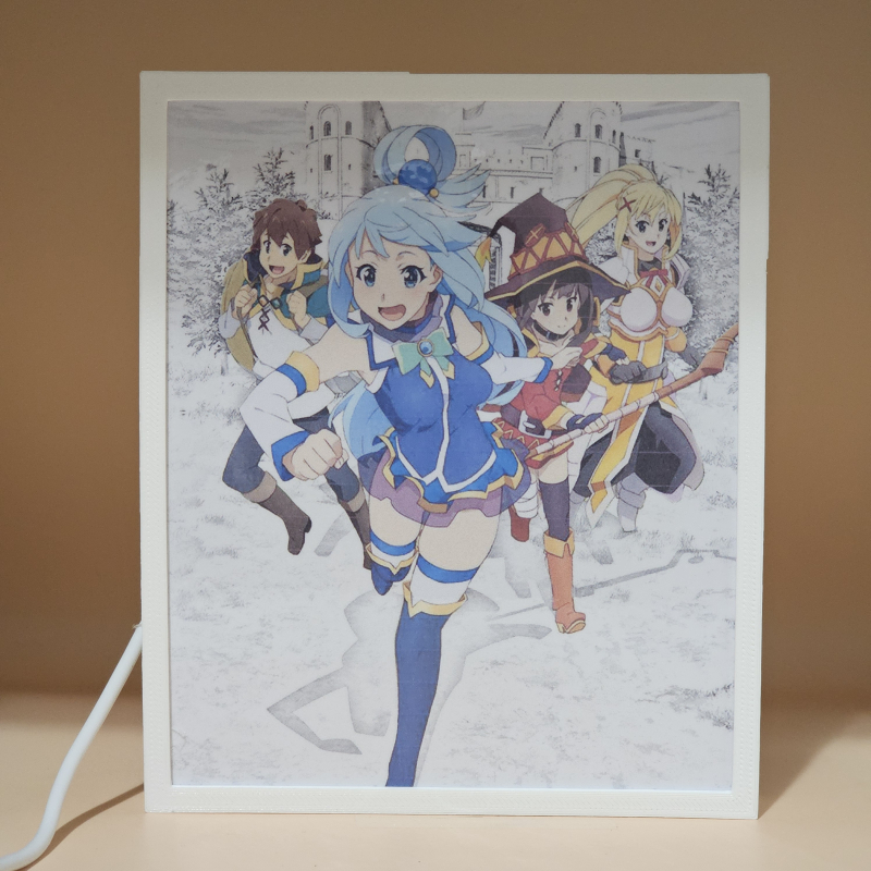 Lámpara ánime/manga  KonoSuba  con doble imagen del grupo Megumin, Kazuma Satō, Darkness y Aqua, vista apagada, se esconde la imágen de atras.