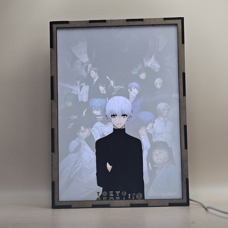 Lámpara ánime/manga  Tokyo Ghoul  con doble imagen del grupo Ken Kaneki, Touka Kirishima, Koutarou Amon, Rize Kamishiro, Akira Mado, Renji Yomo, Hideyoshi Nagachika y Hinami Fueguchi, vista encendida, con luz ambiente, donde se revela la ilustración completa al encender la luz LED.