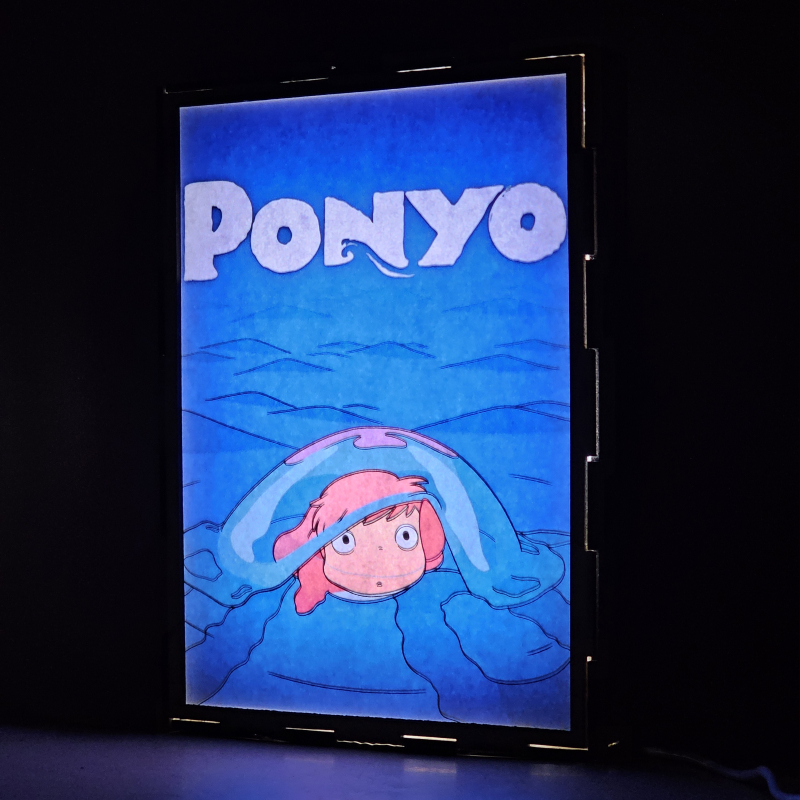 Lámpara ánime  Gake no ue no Ponyo  con doble imagen del personaje Ponyo, vista encendida, donde se revela la ilustración completa al encender la luz LED.