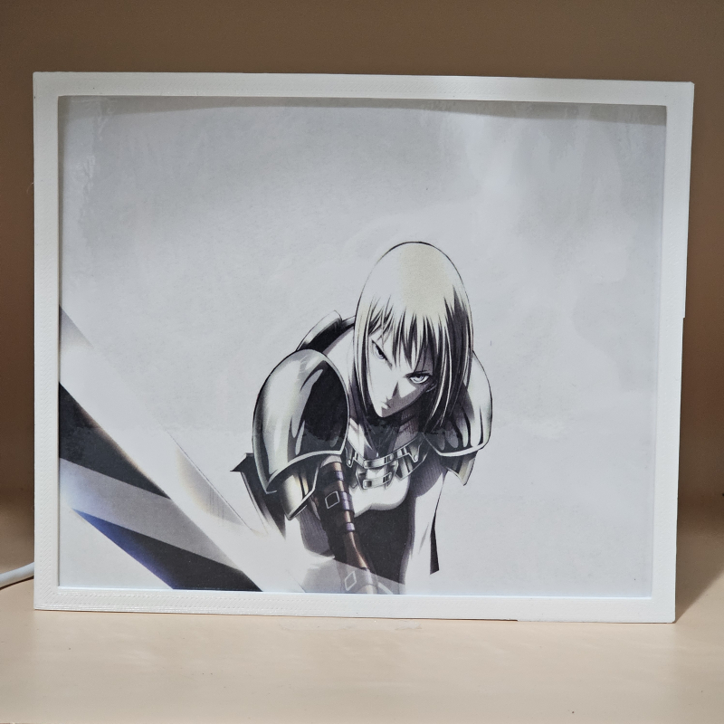 Lámpara ánime/manga  Claymore  con doble imagen del grupo Clare, Teresa y Priscilla, vista apagada, se esconde la imágen de atras.