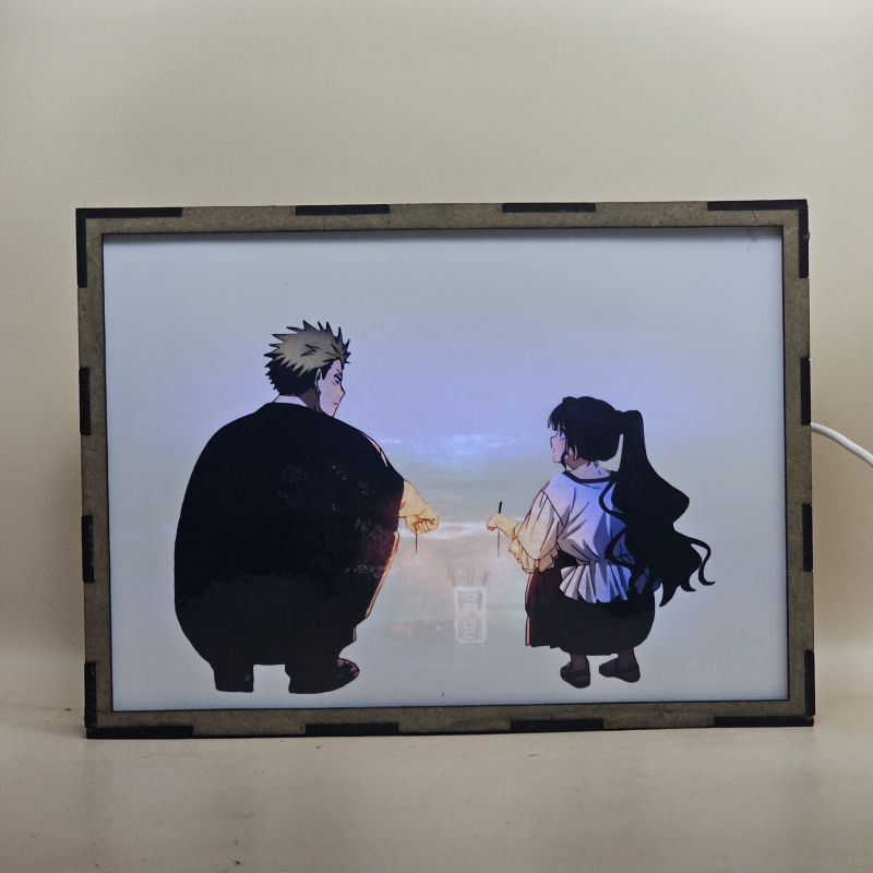 Lámpara ánime/manga  Kaoru Hana wa Rin to Saku  con doble imagen de la pareja Kaoruko Waguri y Rintaro Tsumugi, vista encendida, donde se revela la ilustración completa al encender la luz LED.