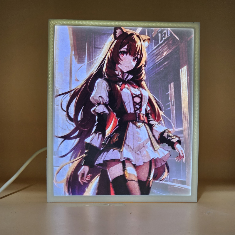 Lámpara ánime/manga  El héroe del escudo  con doble imagen del personaje Raphtalia, vista encendida, donde se revela la ilustración completa al encender la luz LED.