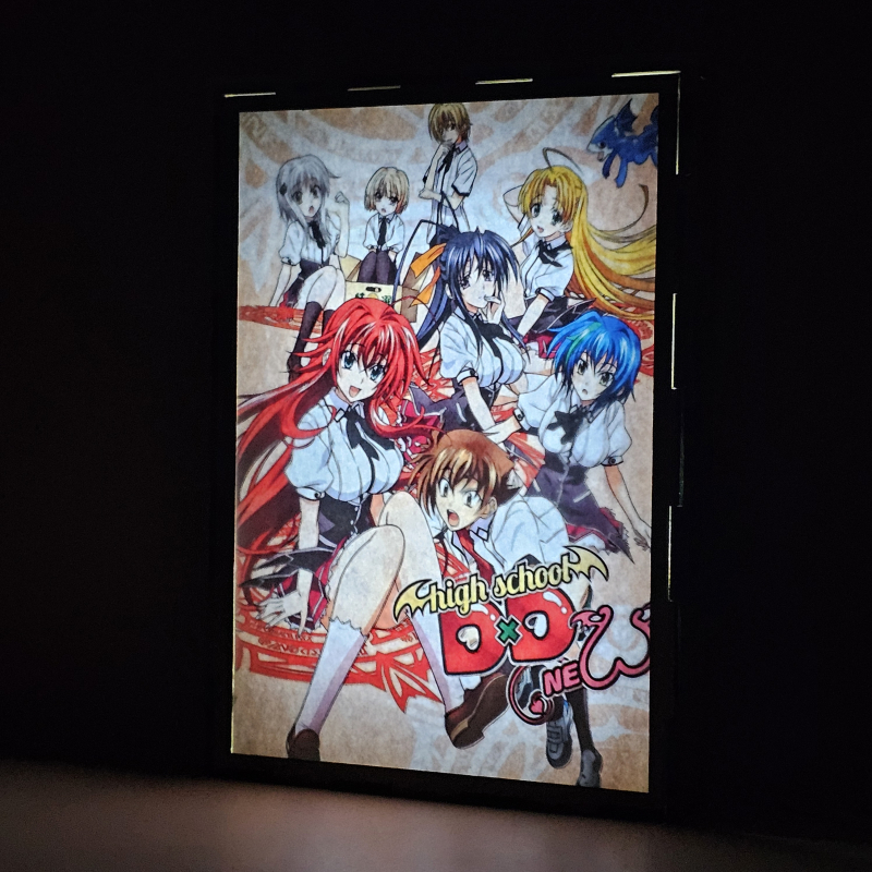 Lámpara ánime/manga  High School DxD  con doble imagen del grupo Issei Hyōdō, Rias Gremory, Akeno Himejima, Asia Argento, Koneko Tōjō, Yūto Kiba, Xenovia Quarta y Ddraig, vista encendida, donde se revela la ilustración completa al encender la luz LED.