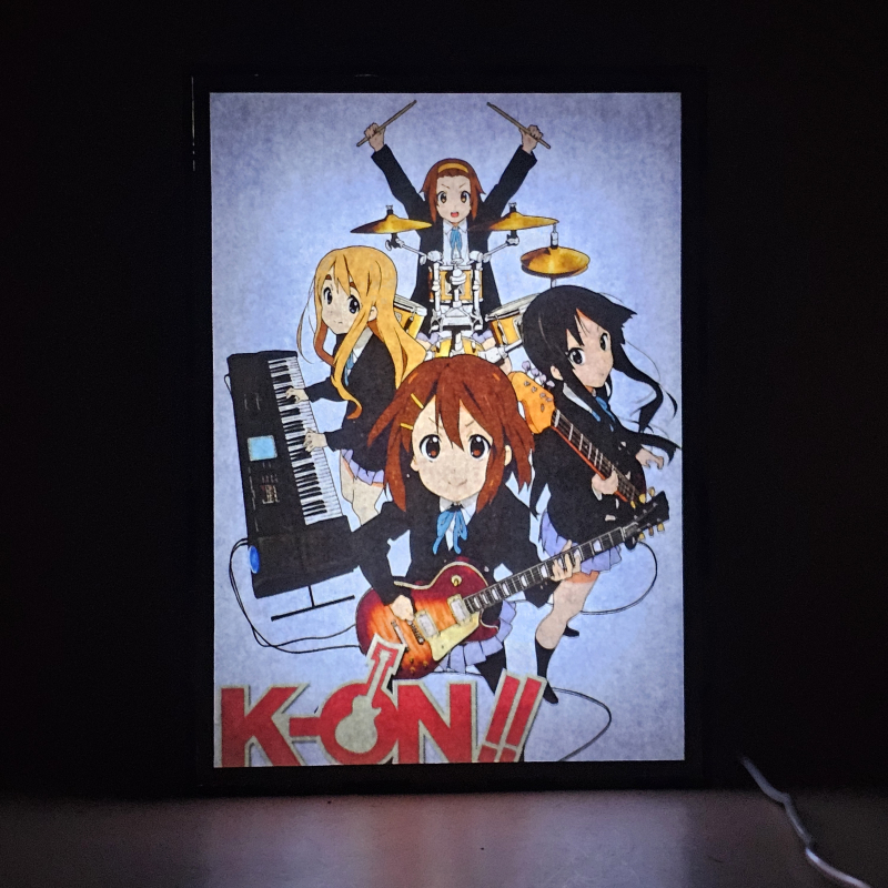 Lámpara ánime/manga  K-ON!  con doble imagen del grupo Yui Hirasawa, Mio Akiyama, Ritsu Tainaka y Tsumugi Kotobuki, vista encendida, donde se revela la ilustración completa al encender la luz LED.