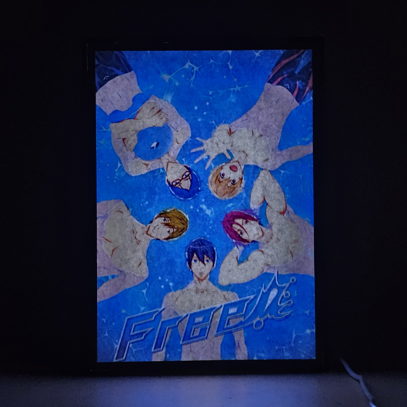 Lámpara ánime/manga  Free  con doble imagen del grupo Haruka Nanase, Makoto Tachibana, Rei Ryugazaki, Nagisa Hazuki y Rin Matsuoka, vista encendida, donde se revela la ilustración completa al encender la luz LED.