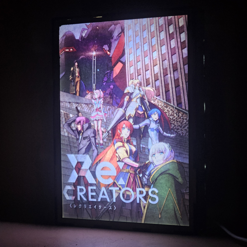 Lámpara ánime/manga  Re:Creators  con doble imagen del grupo Meteora Österreich, Selesia Upitiria, Yuya Mirokuji, Rui Kanoya, Mamika Kirameki, Alicetaria February y Blitz Talker, vista encendida, donde se revela la ilustración completa al encender la luz LED.