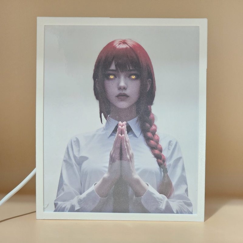 Lámpara ánime/manga  Chainsaw Man  con doble imagen del personaje Makima, vista apagada, se esconde la imágen de atras.