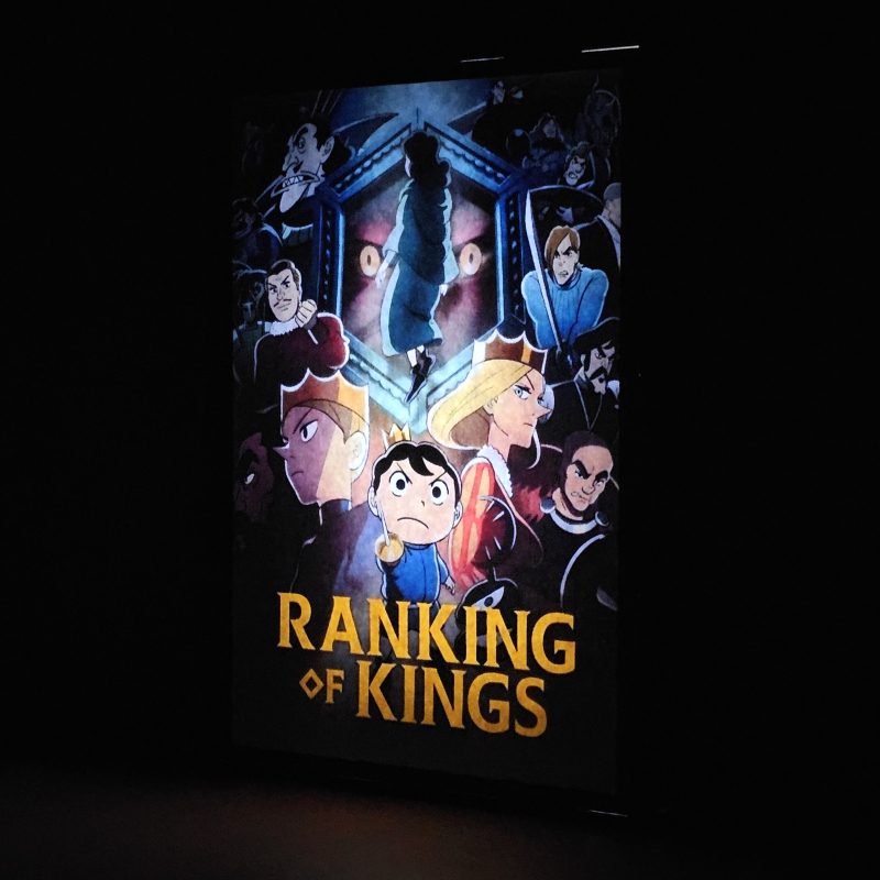 Lámpara ánime/manga  Ousama Ranking  con doble imagen del grupo Bojji, Kage, Hiling, Domas y Miranjo, vista encendida, donde se revela la ilustración completa al encender la luz LED.