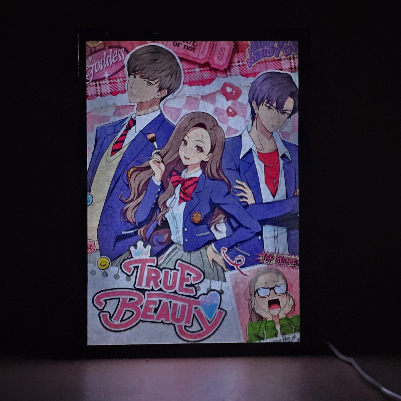 Lámpara ánime/manga  True Beauty  con doble imagen del grupo Lim Ju-kyung, Lee Su-ho y Han Seo-jun, vista encendida, donde se revela la ilustración completa al encender la luz LED.