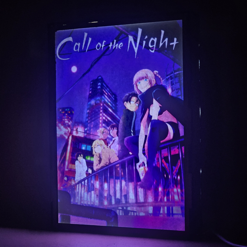 Lámpara ánime/manga  Call of the Night  con doble imagen del grupo Nazuna Nanakusa, Kou Yamori, Seri Kikiyou, Midori Kohakobe, Nico Hirata, Haka Suzushiro y Kabura Honda, vista encendida, donde se revela la ilustración completa al encender la luz LED.