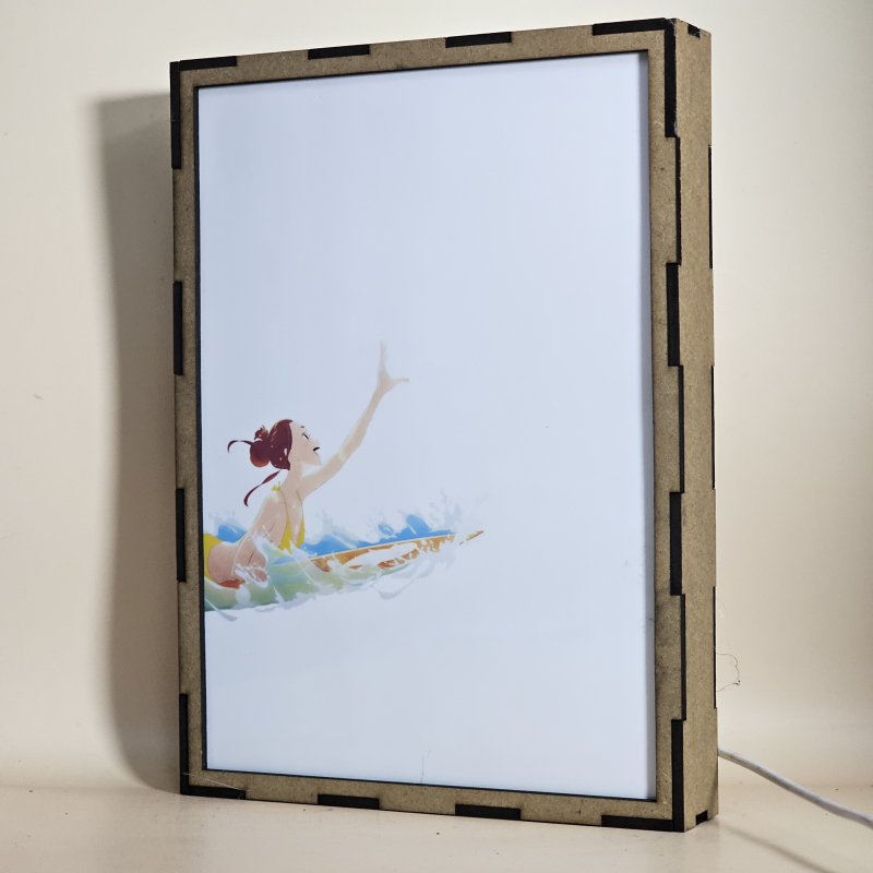 Lámpara LED Ride Your Wave con Hinako Mukaimizu surfeando y Minato Hinageshi entre las olas - apagada