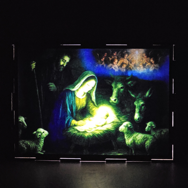 Lámpara con doble imagen el Tercer misterio gosozo El Nacimiento del Hijo de Dios (), vista encendida, donde se revela la ilustración completa al encender la luz LED.