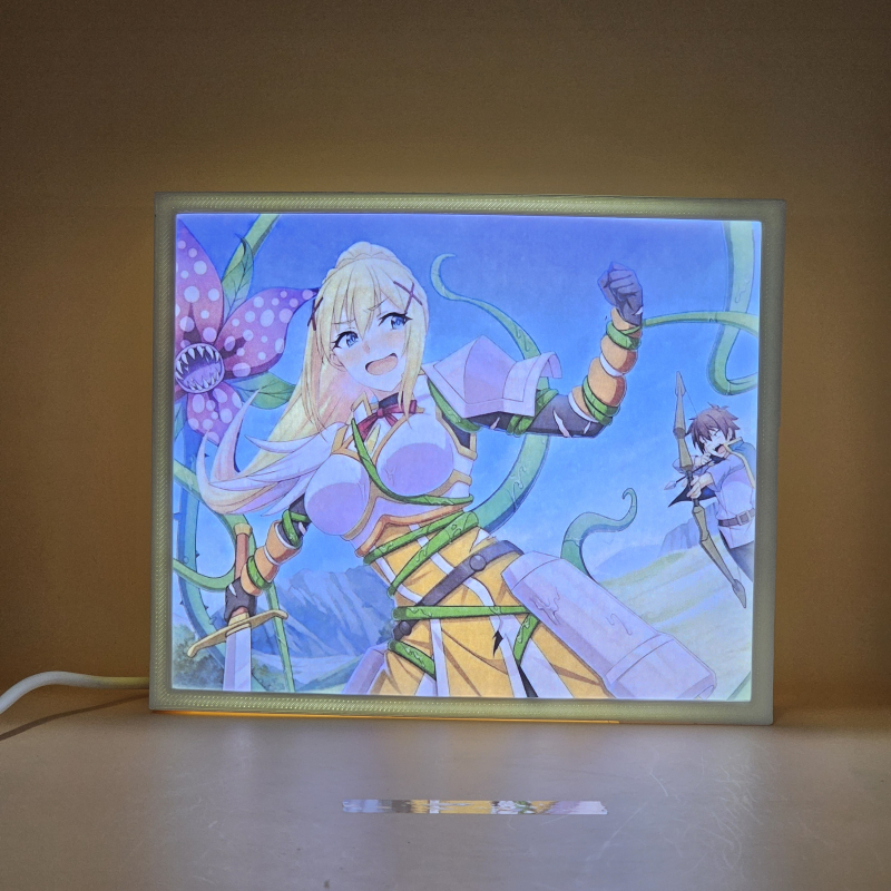 Lámpara ánime/manga  KonoSuba  con doble imagen del personaje Darkness, vista encendida, donde se revela la ilustración completa al encender la luz LED.