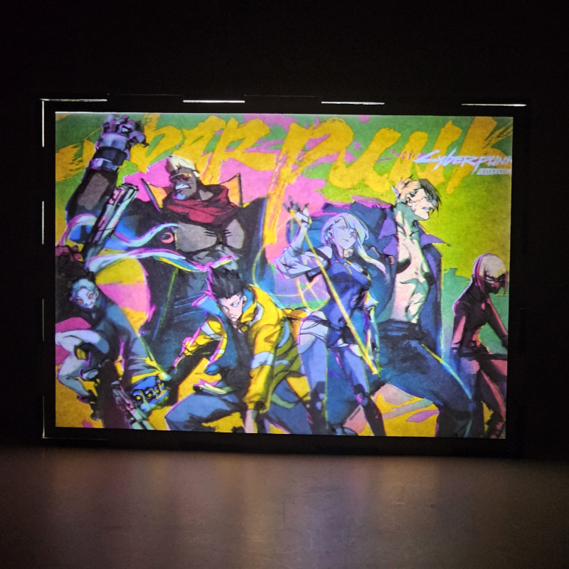 Lámpara ánime/manga  Cyberpunk: Edgerunners.  con doble imagen del grupo David Martínez, Lucyna Kushinada, Maine, Rebecca, Kiwi y Falco, vista encendida, donde se revela la ilustración completa al encender la luz LED.