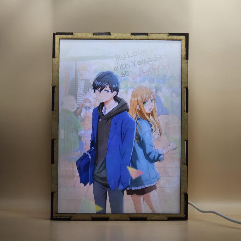 Lámpara ánime/manga  My Love Story with Yamada-kun at Lv999  con doble imagen de la pareja Akane Kinoshita y Akito Yamada, vista encendida, con luz ambiente, donde se revela la ilustración completa al encender la luz LED.