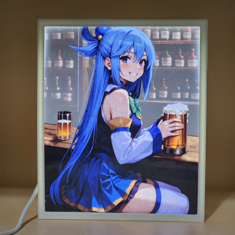 Lámpara ánime/manga  KonoSuba  con doble imagen del personaje Aqua, vista encendida, donde se revela la ilustración completa al encender la luz LED.