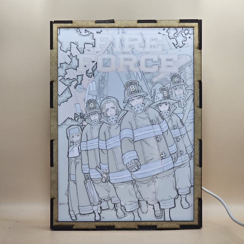 Lámpara ánime/manga  Fire Force  con doble imagen del grupo Shinra Kusakabe, Arthur Boyle, Iris, Akitaru Obi, Takehisa Hinawa y Maki Oze, vista encendida, con luz ambiente, donde se revela la ilustración completa al encender la luz LED.