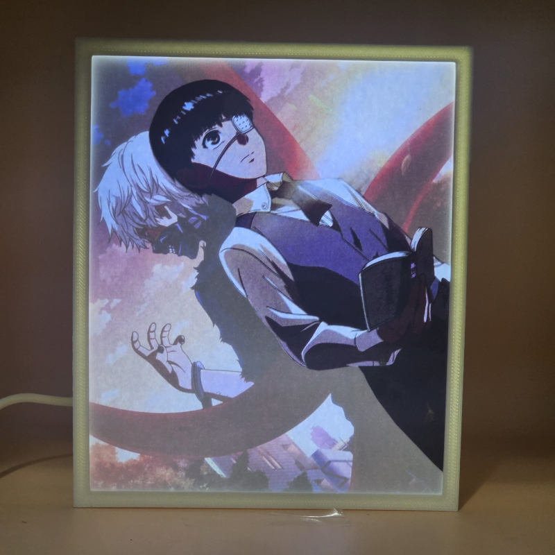 Lámpara ánime/manga  Tokyo Ghoul  con doble imagen del personaje Ken Kaneki, vista encendida, donde se revela la ilustración completa al encender la luz LED.