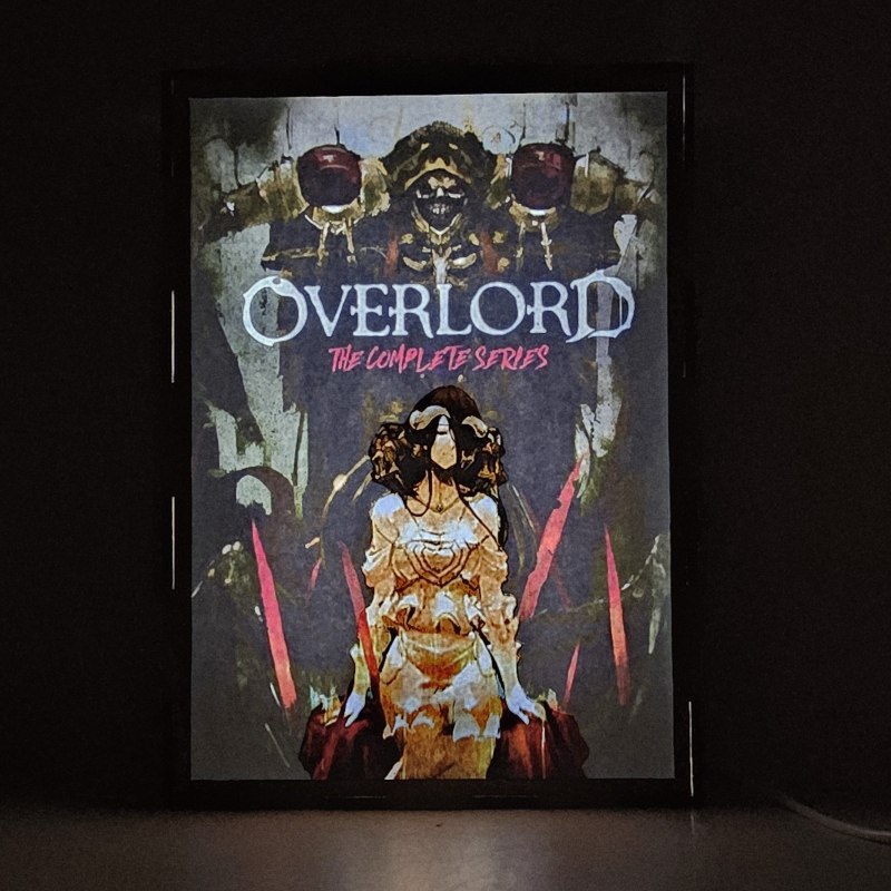 Lámpara ánime/manga  Overlord  con doble imagen de la pareja Albedo y Momonga, vista encendida, donde se revela la ilustración completa al encender la luz LED.