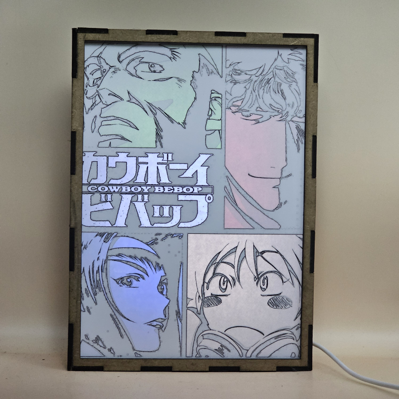 Lámpara ánime/manga  Cowboy Bebop  con doble imagen del grupo Spike Spiegel, Jet Black, Faye Valentine y Ed, vista encendida, con luz ambiente, donde se revela la ilustración completa al encender la luz LED.
