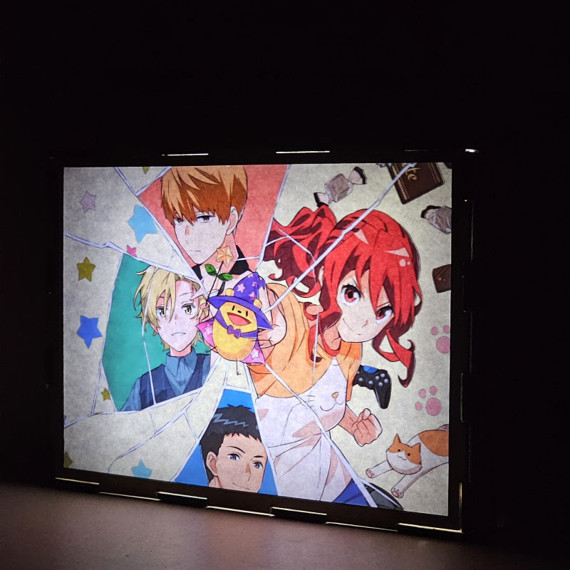 Lámpara ánime/manga  Romantic Killer  con doble imagen del grupo Anzu Hoshino, Tsukasa Kazuki, Junta Hayami, Hijiri Koganei y Riri, vista encendida, donde se revela la ilustración completa al encender la luz LED.